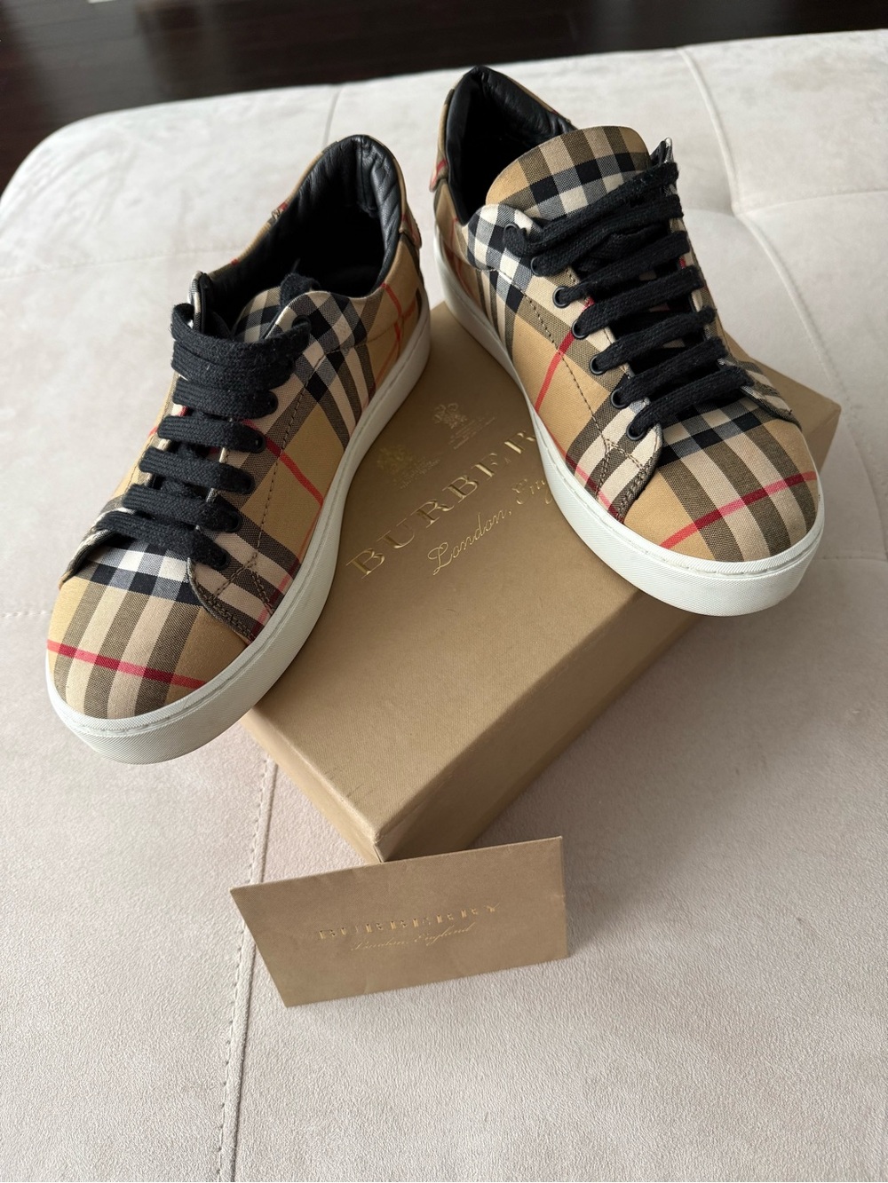 Burberry Beige Women’s sneaker Low-Top Sneakers with Black Laces and Red Accent - Picture 2 of 7